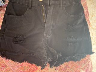 Pantalon vaquero corto negro con flecos