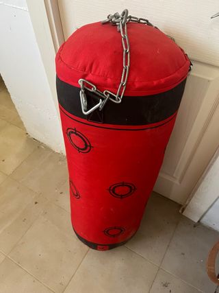 Saco de boxeo rojo con cadena