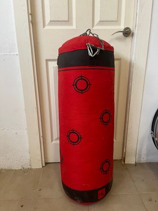 Saco de boxeo rojo con cadena