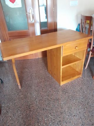 Mesa de madera color miel