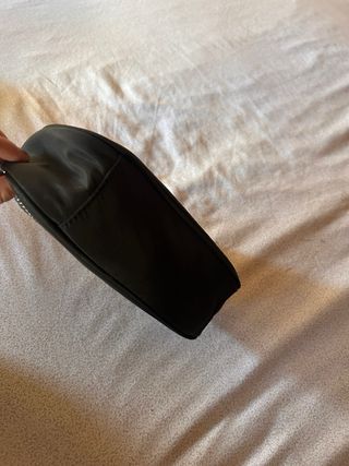 Bolso negro con cadena plateada