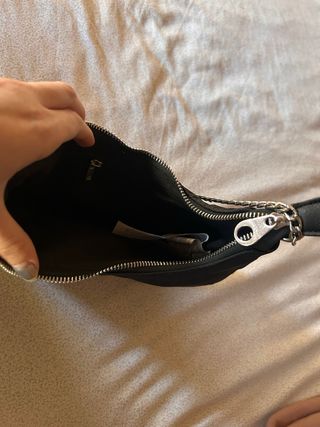 Bolso negro con cadena plateada