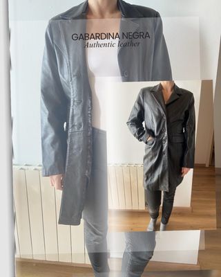 Gabardina de piel negra