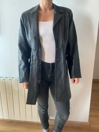 Gabardina de piel negra