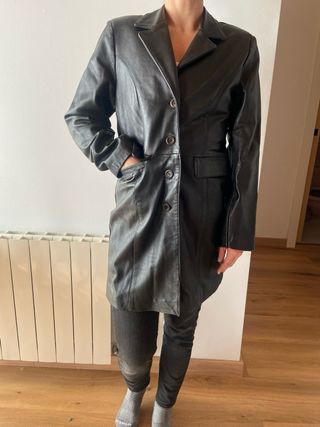 Gabardina de piel negra