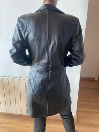 Gabardina de piel negra