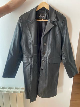 Gabardina de piel negra