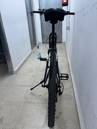 Bicicleta de montaña negra