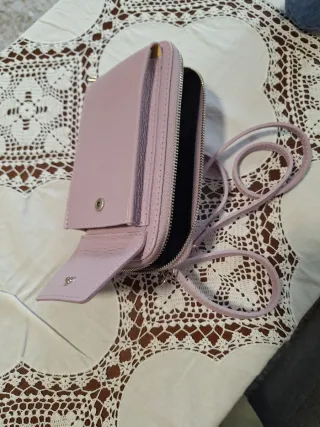 Monedero morado con asa y para móvil