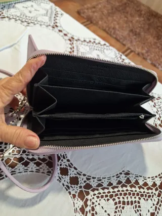 Monedero morado con asa y para móvil