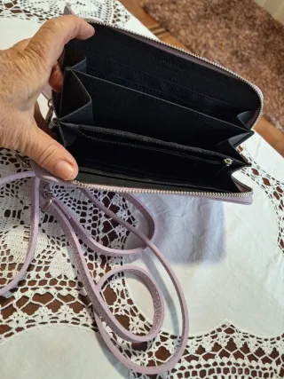 Monedero morado con asa y para móvil