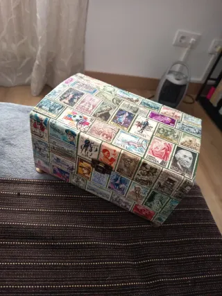 Caja decorada con sellos españoles