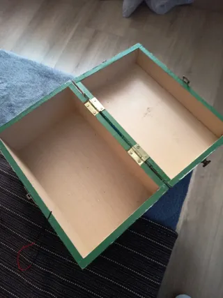 Caja decorada con sellos españoles