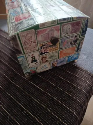 Caja decorada con sellos españoles