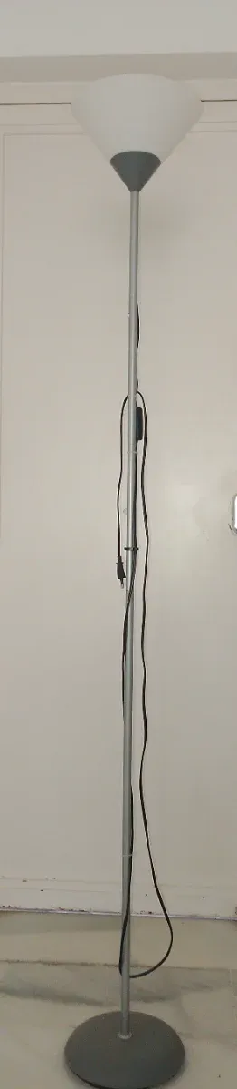 Lámpara de pie moderna gris y blanca