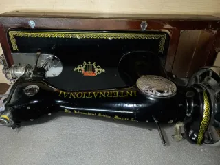 Macchina da cucire vintage International