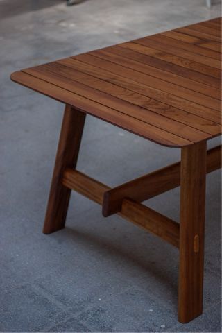 Mesa exterior de madera Iroko a medida