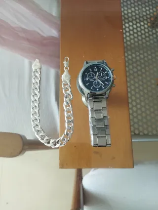 Reloj gris y pulsera a juego