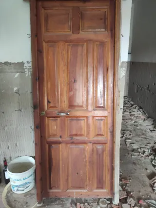 Puerta de madera rústica hay 4 más