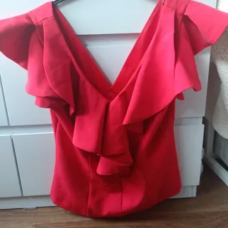 Blusa roja con volantes y cremallera