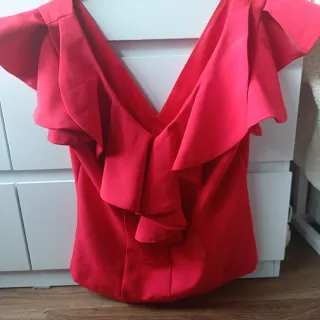 Blusa roja con volantes y cremallera
