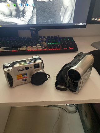 Cámara Sony DSC S70 y Videocámara Sony DCR-HC37