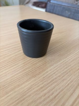 Maceta pequeña negra