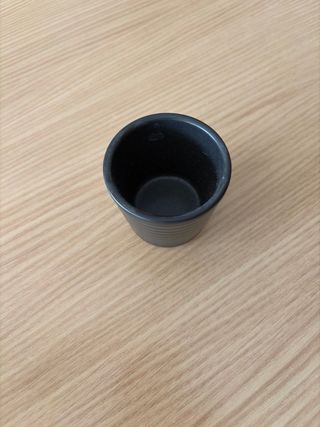 Maceta pequeña negra