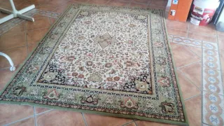 Alfombra beige y verde con diseño floral