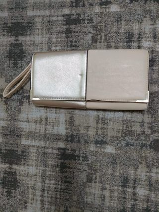 Bolso de mano beige y dorado