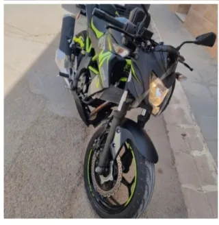 Kawasaki Z125 Naked Negra y Verde