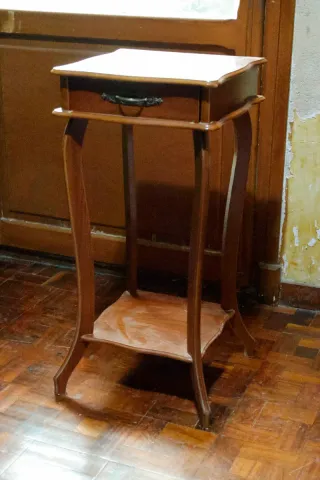 Mesa rinconera de madera