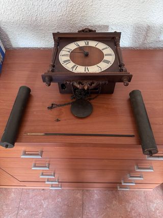 Reloj de cuco antiguo de madera