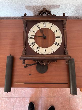 Reloj de cuco antiguo de madera