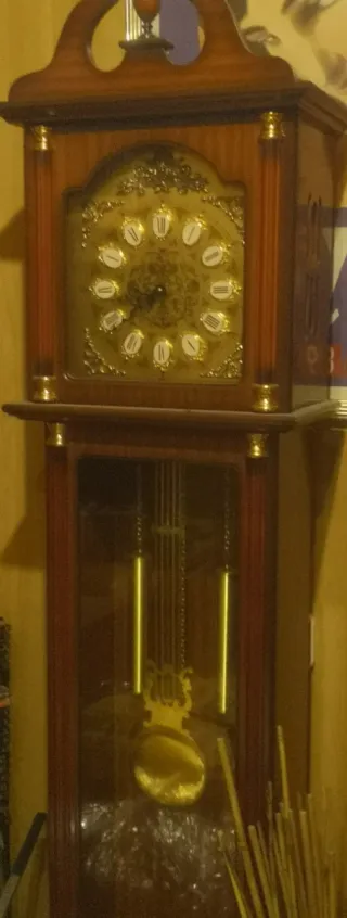 Reloj de pie de madera
