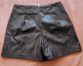 Saia-calção preta - imitação em pele