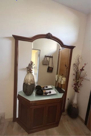 Mueble recibidor de madera y cristal