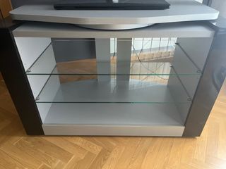 Mesa de TV moderna con estantes de cristal