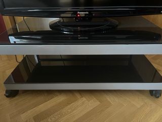 Mesa de TV moderna con estantes de cristal