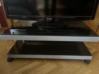 Mesa de TV moderna con estantes de cristal