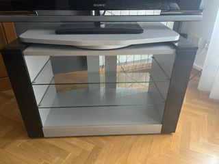 Mesa de TV moderna con estantes de cristal