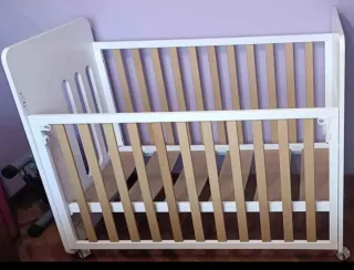 Cuna de madera blanca