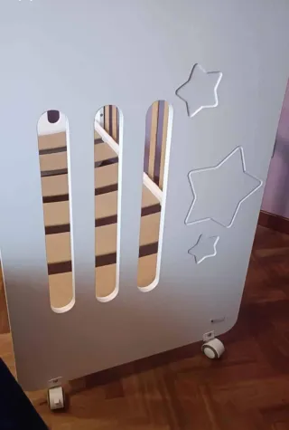 Cuna de madera blanca