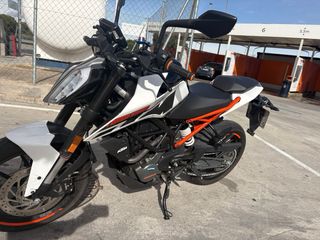 KTM Duke 125 Naked Blanca y Naranja