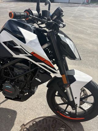 KTM Duke 125 Naked Blanca y Naranja