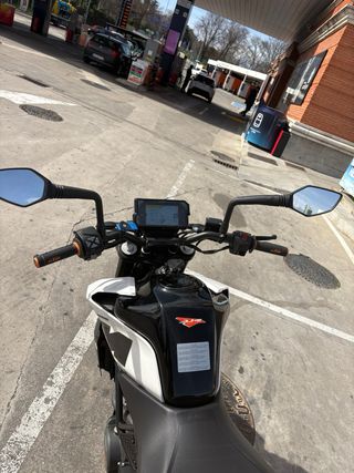 KTM Duke 125 Naked Blanca y Naranja