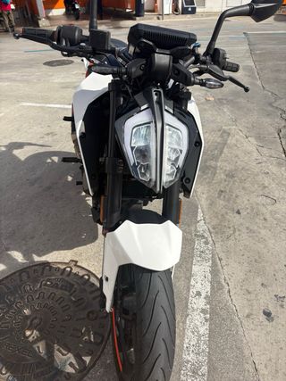 KTM Duke 125 Naked Blanca y Naranja