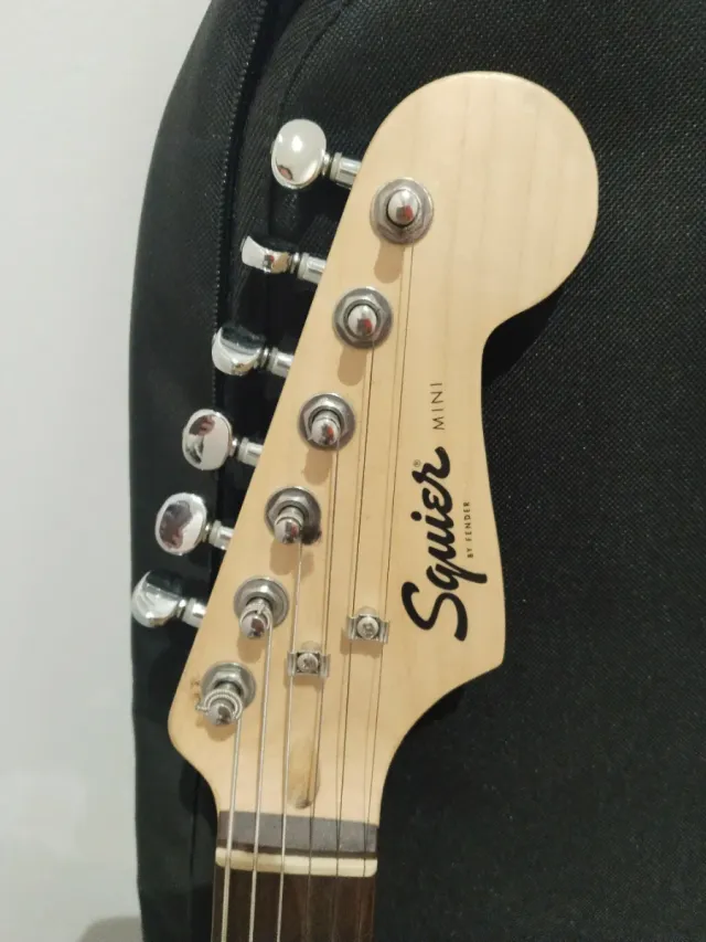 Guitarra Eléctrica Squier Mini + Funda