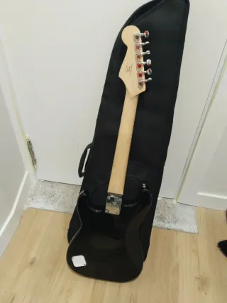 Guitarra Eléctrica Squier Mini + Funda