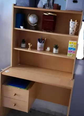 Escritorio con estantería y 2 cajones